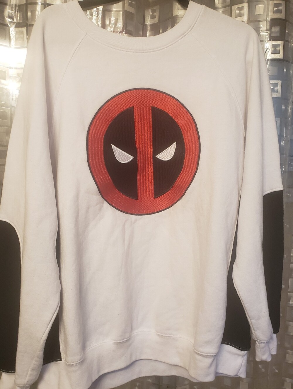 Marvel White Crewneck Sweatshirt with Red & Black Deadpool Emblem